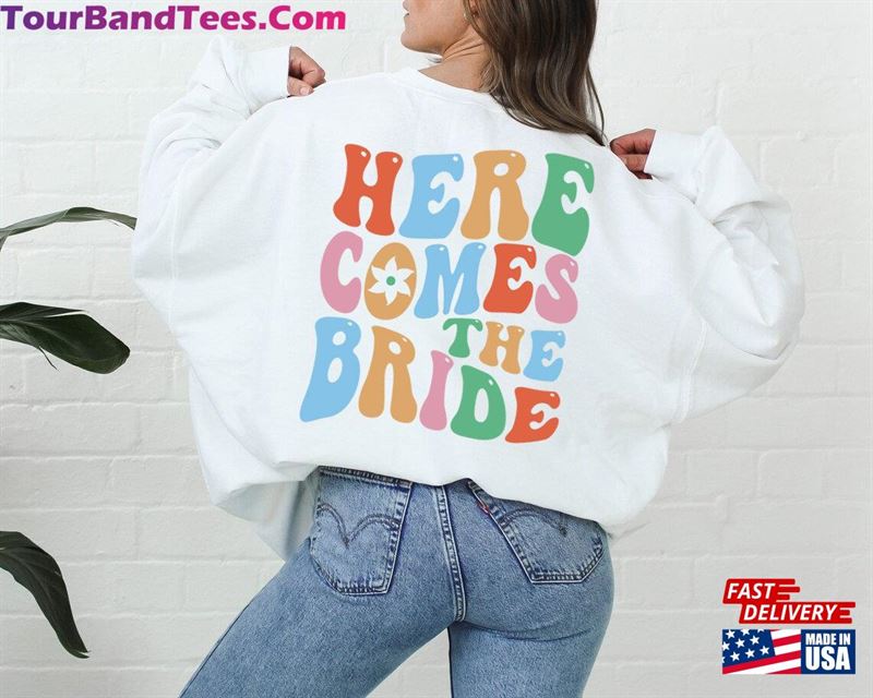 Here Comes The Bride Sweatshirt Unisex T-Shirt 29Uf152408 – Utopia Fashion