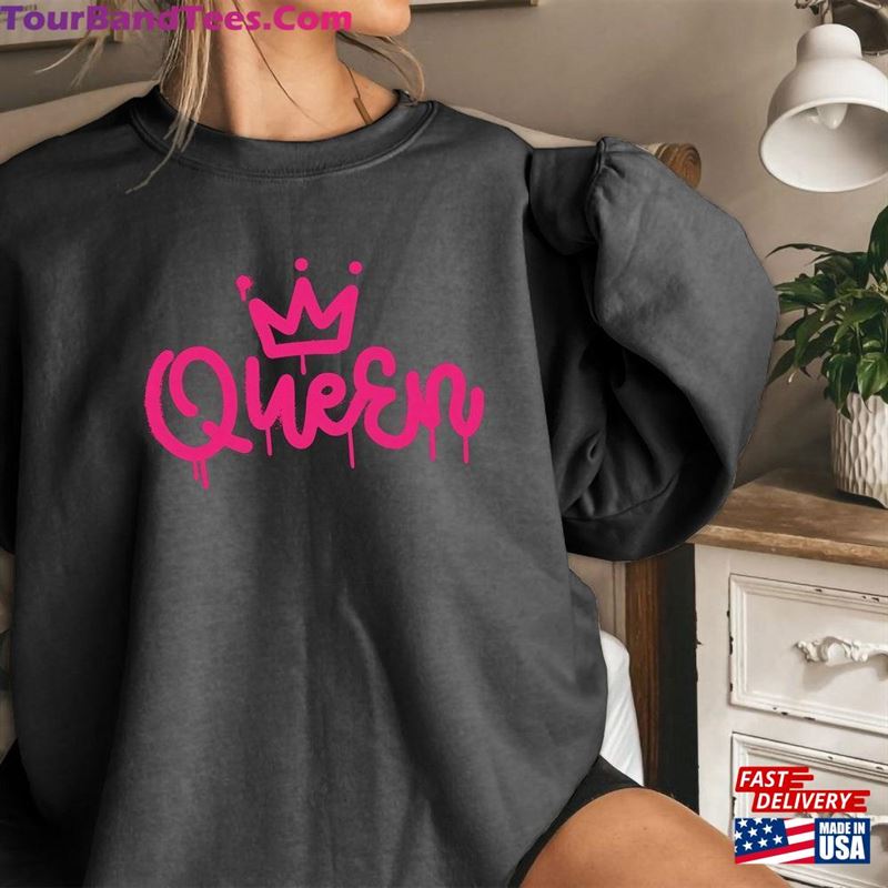 Queen T-Shirt Mrs Housewife Tee Graphic Gift Hoodie College Girls School Pink Sweatshirt Women Men Kids Gifts Unisex 29Uf157544 – Utopia Fashion